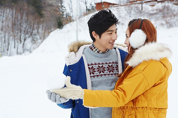 포토 JPG 주간 커플 계절 여자 남자 커플라이프 여행 장갑 겨울 웃음 들기 사람 동양인 상반신 20대 성인 야외 두명 옆모습 아웃포커스 캐주얼 마주보기 설원 점퍼 한국인 하트 눈 겨울여행 귀마개 즐거움 눈장난 청년만 성인만 국내포토 자연요소 모양 라이프스타일 잡화 옷 감정 뷰포인트 관계 모션 놀이 날씨 눈_날씨 촬영기법 표정 인종 청년 외투 파일형식