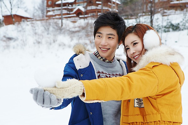 포토 JPG 주간 커플 응시 계절 여자 남자 커플라이프 여행 장갑 겨울 웃음 들기 사람 동양인 상반신 20대 성인 야외 두명 건물 아웃포커스 캐주얼 설원 점퍼 한국인 하트 눈 겨울여행 귀마개 즐거움 펜션 눈장난 청년만 성인만 국내포토 자연요소 모양 라이프스타일 건축물 시선 잡화 옷 감정 관계 모션 놀이 숙소 날씨 눈_날씨 촬영기법 표정 인종 청년 외투 파일형식