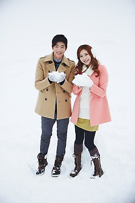 포토 JPG 주간 전신 커플 계절 여자 남자 커플라이프 여행 장갑 겨울 장난 놀이 부츠 서기 웃음 들기 사람 동양인 20대 성인 야외 두명 앞모습 설원 한국인 코트 눈 겨울여행 귀마개 즐거움 눈장난 청년만 성인만 국내포토 자연요소 라이프스타일 잡화 감정 뷰포인트 신발 관계 모션 표정 인종 청년 외투 파일형식
