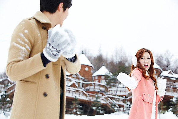 포토 JPG 주간 커플 계절 여자 남자 커플라이프 여행 장갑 겨울 장난 놀이 들기 사람 동양인 상반신 20대 성인 야외 두명 건물 옆모습 아웃포커스 마주보기 한국인 코트 눈 던지기 겨울여행 귀마개 즐거움 펜션 눈싸움 청년만 성인만 국내포토 자연요소 라이프스타일 건축물 잡화 감정 뷰포인트 관계 모션 숙소 날씨 눈_날씨 촬영기법 인종 청년 외투 싸움 파일형식