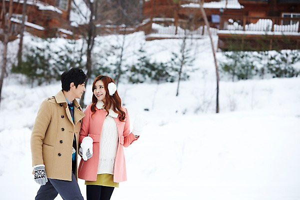 포토 JPG 주간 나무 식물 커플 계절 여자 남자 커플라이프 여행 장갑 겨울 서기 웃음 사람 동양인 상반신 20대 성인 야외 두명 건물 옆모습 아웃포커스 마주보기 걷기 설원 손잡기 한국인 코트 눈 겨울여행 귀마개 즐거움 펜션 청년만 성인만 국내포토 자연요소 라이프스타일 건축물 잡화 감정 뷰포인트 관계 모션 숙소 날씨 눈_날씨 촬영기법 표정 인종 청년 외투 파일형식