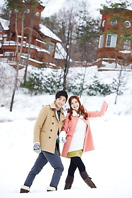 포토 JPG 주간 나무 식물 커플 계절 여자 남자 커플라이프 여행 장갑 겨울 부츠 서기 웃음 사람 동양인 20대 성인 야외 두명 건물 옆모습 아웃포커스 걷기 설원 한국인 코트 눈 겨울여행 귀마개 즐거움 펜션 청년만 성인만 국내포토 자연요소 라이프스타일 건축물 잡화 감정 뷰포인트 신발 관계 모션 숙소 날씨 눈_날씨 촬영기법 표정 인종 청년 외투 파일형식