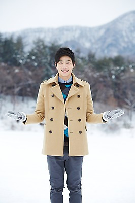 포토 JPG 주간 나무 식물 계절 남자 여행 장갑 겨울 팔벌리기 산 한명 서기 웃음 사람 동양인 20대 성인 야외 앞모습 아웃포커스 설원 한국인 코트 눈 숲 겨울여행 즐거움 청년만 청년남자만 청년남자한명만 성인남자한명만 국내포토 자연요소 1 잡화 감정 뷰포인트 모션 날씨 눈_날씨 촬영기법 표정 인종 청년 외투 남자만 남자한명만 성인남자만 성인만 파일형식