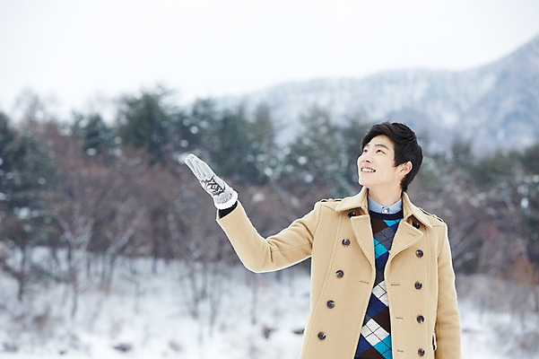 포토 JPG 주간 나무 식물 응시 계절 남자 여행 장갑 겨울 산 한명 웃음 사람 동양인 손짓 상반신 20대 성인 야외 앞모습 아웃포커스 설원 한국인 코트 눈 숲 겨울여행 즐거움 청년만 청년남자만 청년남자한명만 성인남자한명만 국내포토 자연요소 1 시선 잡화 감정 뷰포인트 모션 날씨 눈_날씨 촬영기법 표정 인종 청년 외투 남자만 남자한명만 성인남자만 성인만 파일형식