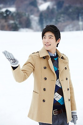 포토 JPG 주간 응시 계절 남자 여행 장갑 겨울 한명 웃음 사람 동양인 손짓 상반신 20대 성인 야외 앞모습 아웃포커스 설원 한국인 코트 눈 겨울여행 즐거움 청년만 청년남자만 청년남자한명만 성인남자한명만 국내포토 자연요소 1 시선 잡화 감정 뷰포인트 모션 날씨 눈_날씨 촬영기법 표정 인종 청년 외투 남자만 남자한명만 성인남자만 성인만 파일형식