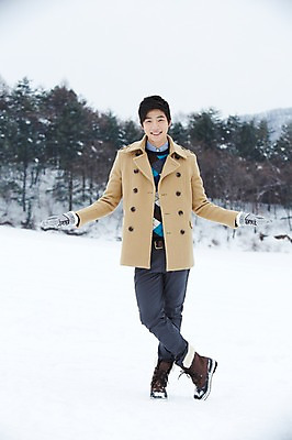 포토 JPG 주간 전신 나무 식물 계절 남자 여행 장갑 겨울 팔벌리기 한명 서기 웃음 사람 동양인 20대 성인 야외 앞모습 아웃포커스 설원 한국인 코트 눈 숲 겨울여행 즐거움 청년만 청년남자만 청년남자한명만 성인남자한명만 국내포토 자연요소 1 잡화 감정 뷰포인트 모션 날씨 눈_날씨 촬영기법 표정 인종 청년 외투 남자만 남자한명만 성인남자만 성인만 파일형식