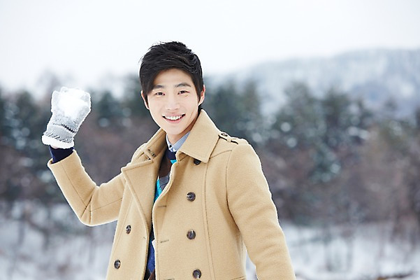 포토 JPG 주간 계절 남자 여행 장갑 겨울 한명 웃음 들기 사람 동양인 상반신 20대 성인 야외 앞모습 아웃포커스 한국인 코트 눈 던지기 겨울여행 즐거움 눈싸움 청년만 청년남자만 청년남자한명만 성인남자한명만 국내포토 자연요소 1 잡화 감정 뷰포인트 모션 날씨 눈_날씨 촬영기법 표정 인종 청년 외투 싸움 남자만 남자한명만 성인남자만 성인만 파일형식