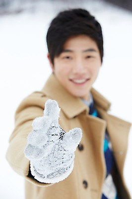 포토 JPG 주간 계절 남자 여행 장갑 겨울 한명 웃음 사람 동양인 손짓 상반신 20대 성인 야외 앞모습 아웃포커스 한국인 코트 눈 손내밀기 겨울여행 즐거움 청년만 청년남자만 청년남자한명만 성인남자한명만 국내포토 자연요소 1 잡화 감정 뷰포인트 모션 날씨 촬영기법 표정 인종 청년 외투 남자만 남자한명만 성인남자만 성인만 파일형식