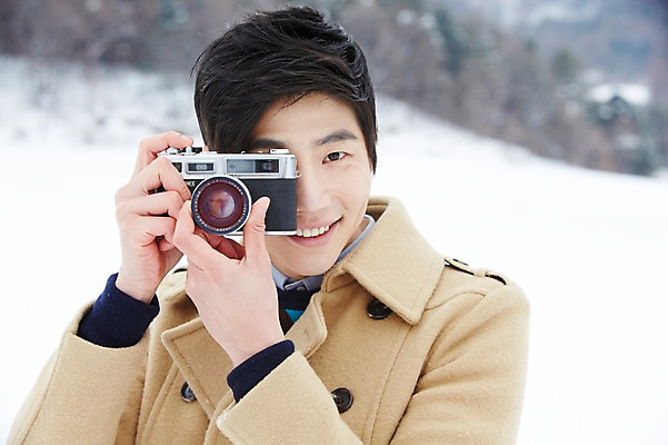 포토 JPG 주간 계절 남자 여행 겨울 한명 웃음 들기 사람 동양인 상반신 20대 성인 야외 앞모습 아웃포커스 카메라 설원 사진촬영 한국인 코트 눈 겨울여행 즐거움 청년만 청년남자만 청년남자한명만 성인남자한명만 국내포토 자연요소 1 감정 뷰포인트 모션 날씨 눈_날씨 촬영기법 표정 인종 청년 전자제품 촬영 외투 남자만 남자한명만 성인남자만 성인만 파일형식