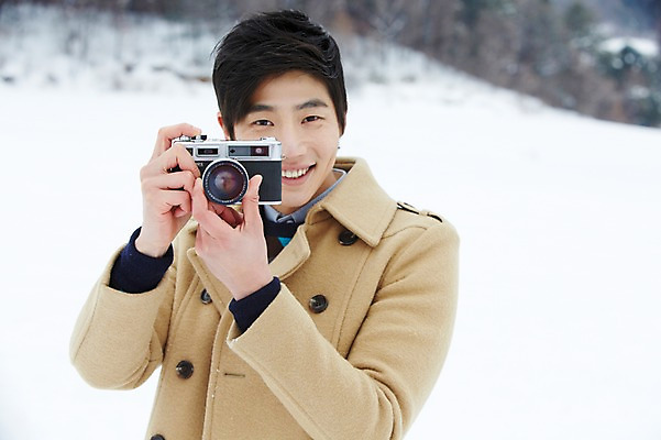 포토 JPG 주간 계절 남자 여행 겨울 한명 웃음 들기 사람 동양인 상반신 20대 성인 야외 앞모습 아웃포커스 카메라 설원 사진촬영 한국인 코트 눈 겨울여행 즐거움 청년만 청년남자만 청년남자한명만 성인남자한명만 국내포토 자연요소 1 감정 뷰포인트 모션 날씨 눈_날씨 촬영기법 표정 인종 청년 전자제품 촬영 외투 남자만 남자한명만 성인남자만 성인만 파일형식