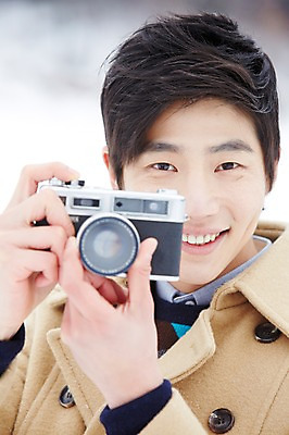 포토 JPG 주간 계절 남자 여행 겨울 한명 웃음 들기 사람 동양인 상반신 20대 성인 야외 앞모습 아웃포커스 카메라 사진촬영 한국인 코트 눈 겨울여행 즐거움 청년만 청년남자만 청년남자한명만 성인남자한명만 국내포토 자연요소 1 감정 뷰포인트 모션 날씨 촬영기법 표정 인종 청년 전자제품 촬영 외투 남자만 남자한명만 성인남자만 성인만 파일형식