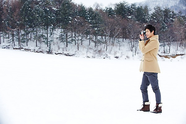 포토 JPG 주간 전신 나무 식물 계절 남자 여행 겨울 한명 서기 들기 사람 동양인 20대 성인 야외 옆모습 카메라 설원 사진촬영 한국인 코트 눈 숲 겨울여행 즐거움 청년만 청년남자만 청년남자한명만 성인남자한명만 국내포토 자연요소 1 감정 뷰포인트 모션 날씨 눈_날씨 인종 청년 전자제품 촬영 외투 남자만 남자한명만 성인남자만 성인만 파일형식