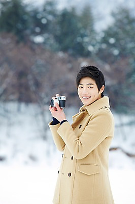 포토 JPG 주간 계절 남자 여행 겨울 한명 웃음 들기 사람 동양인 상반신 20대 성인 야외 옆모습 아웃포커스 카메라 사진촬영 한국인 코트 눈 겨울여행 즐거움 청년만 청년남자만 청년남자한명만 성인남자한명만 국내포토 자연요소 1 감정 뷰포인트 모션 날씨 촬영기법 표정 인종 청년 전자제품 촬영 외투 남자만 남자한명만 성인남자만 성인만 파일형식