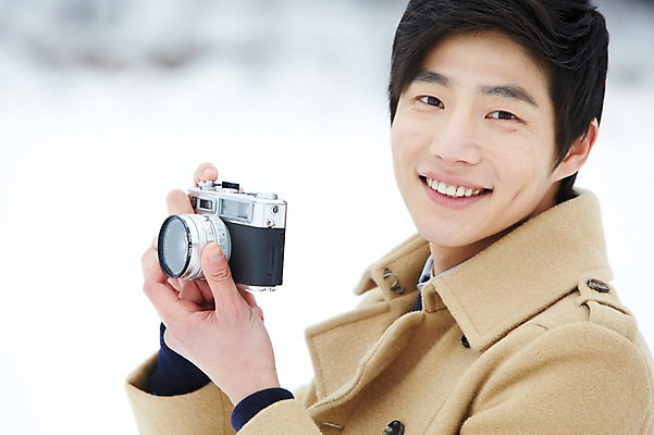 포토 JPG 주간 계절 남자 여행 겨울 한명 웃음 들기 사람 동양인 상반신 20대 성인 야외 옆모습 아웃포커스 카메라 사진촬영 한국인 코트 눈 겨울여행 즐거움 청년만 청년남자만 청년남자한명만 성인남자한명만 국내포토 자연요소 1 감정 뷰포인트 모션 날씨 촬영기법 표정 인종 청년 전자제품 촬영 외투 남자만 남자한명만 성인남자만 성인만 파일형식