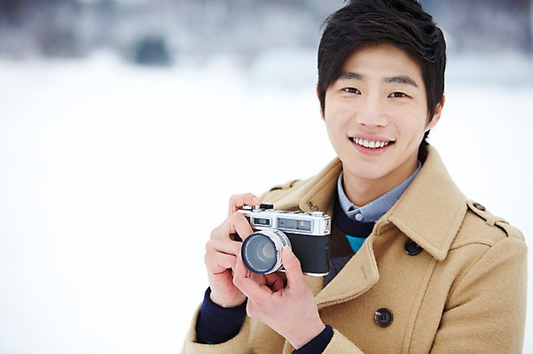 포토 JPG 주간 계절 남자 여행 겨울 한명 웃음 들기 사람 동양인 상반신 20대 성인 야외 앞모습 아웃포커스 카메라 사진촬영 한국인 코트 눈 겨울여행 즐거움 청년만 청년남자만 청년남자한명만 성인남자한명만 국내포토 자연요소 1 감정 뷰포인트 모션 날씨 촬영기법 표정 인종 청년 전자제품 촬영 외투 남자만 남자한명만 성인남자만 성인만 파일형식