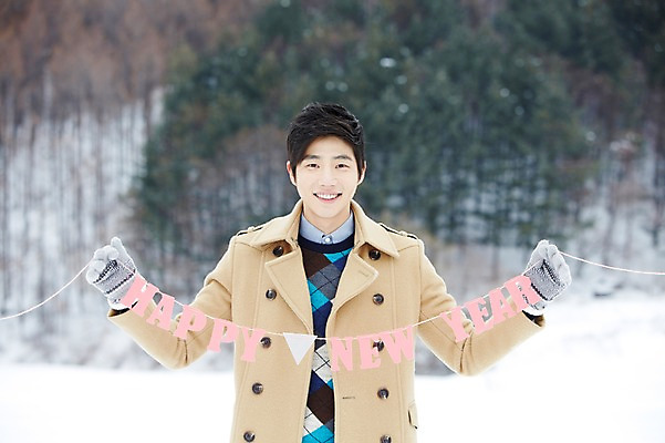 포토 JPG 주간 문자 영어 계절 남자 여행 장갑 겨울 새해 한명 웃음 들기 사람 동양인 상반신 20대 성인 야외 앞모습 아웃포커스 한국인 코트 눈 겨울여행 즐거움 해피뉴이어 청년만 청년남자만 청년남자한명만 성인남자한명만 국내포토 자연요소 1 잡화 감정 뷰포인트 모션 날씨 촬영기법 표정 인종 청년 외투 새해인사 남자만 남자한명만 성인남자만 성인만 파일형식