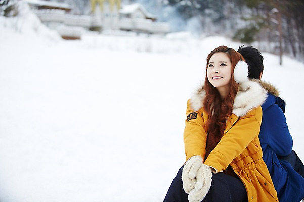 포토 JPG 주간 커플 계절 여자 남자 커플라이프 여행 장갑 겨울 놀이 사람 앉기 동양인 20대 성인 야외 두명 앞모습 뒷모습 아웃포커스 캐주얼 설원 점퍼 한국인 등맞대기 눈 승차 겨울여행 귀마개 즐거움 썰매 청년만 성인만 국내포토 자연요소 라이프스타일 잡화 옷 감정 뷰포인트 관계 모션 날씨 눈_날씨 촬영기법 인종 청년 외투 파일형식