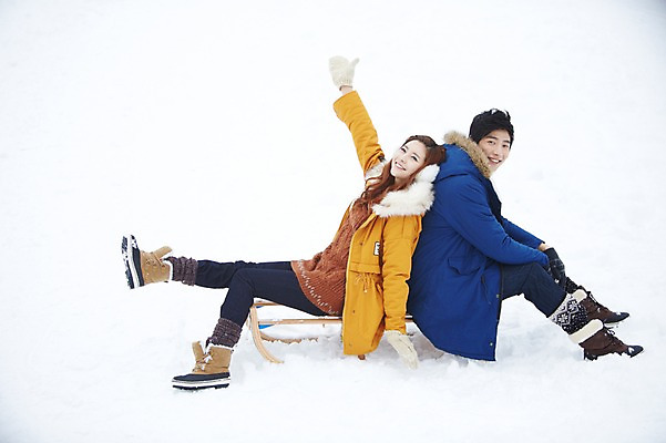 포토 JPG 주간 전신 커플 계절 여자 남자 커플라이프 여행 장갑 겨울 놀이 팔벌리기 사람 앉기 동양인 20대 성인 야외 두명 옆모습 캐주얼 설원 점퍼 한국인 등맞대기 눈 승차 겨울여행 귀마개 즐거움 썰매 청년만 성인만 국내포토 자연요소 라이프스타일 잡화 옷 감정 뷰포인트 관계 모션 날씨 눈_날씨 인종 청년 외투 파일형식