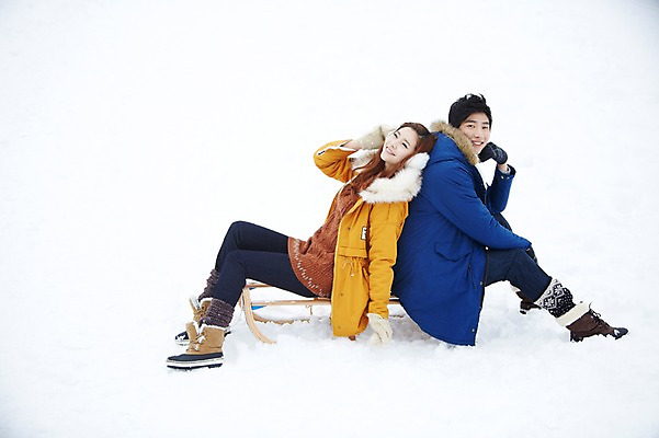 포토 JPG 주간 전신 커플 계절 여자 남자 커플라이프 여행 장갑 겨울 놀이 사람 앉기 동양인 20대 성인 야외 두명 옆모습 캐주얼 설원 점퍼 한국인 등맞대기 눈 승차 겨울여행 귀마개 즐거움 썰매 청년만 성인만 국내포토 자연요소 라이프스타일 잡화 옷 감정 뷰포인트 관계 모션 날씨 눈_날씨 인종 청년 외투 파일형식