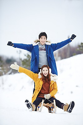 포토 JPG 주간 전신 커플 계절 여자 남자 커플라이프 여행 장갑 겨울 놀이 팔벌리기 서기 웃음 사람 앉기 동양인 20대 성인 야외 두명 앞모습 아웃포커스 캐주얼 설원 점퍼 한국인 눈 승차 겨울여행 귀마개 즐거움 썰매 청년만 성인만 국내포토 자연요소 라이프스타일 잡화 옷 감정 뷰포인트 관계 모션 날씨 눈_날씨 촬영기법 표정 인종 청년 외투 파일형식