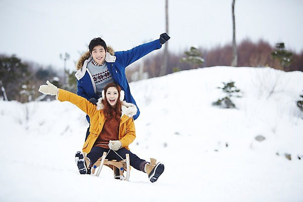 포토 JPG 주간 전신 커플 계절 여자 남자 커플라이프 여행 장갑 겨울 놀이 팔벌리기 서기 웃음 사람 앉기 동양인 20대 성인 야외 두명 앞모습 아웃포커스 캐주얼 설원 점퍼 한국인 눈 승차 겨울여행 귀마개 즐거움 썰매 청년만 성인만 국내포토 자연요소 라이프스타일 잡화 옷 감정 뷰포인트 관계 모션 날씨 눈_날씨 촬영기법 표정 인종 청년 외투 파일형식