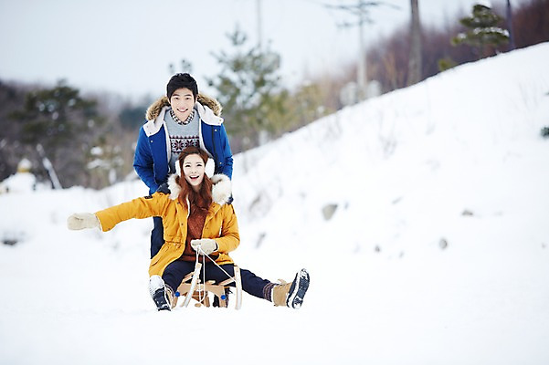 포토 JPG 주간 전신 커플 계절 여자 남자 커플라이프 여행 장갑 겨울 놀이 팔벌리기 서기 웃음 사람 앉기 동양인 20대 성인 야외 두명 앞모습 아웃포커스 캐주얼 설원 점퍼 한국인 눈 승차 겨울여행 귀마개 즐거움 썰매 청년만 성인만 국내포토 자연요소 라이프스타일 잡화 옷 감정 뷰포인트 관계 모션 날씨 눈_날씨 촬영기법 표정 인종 청년 외투 파일형식