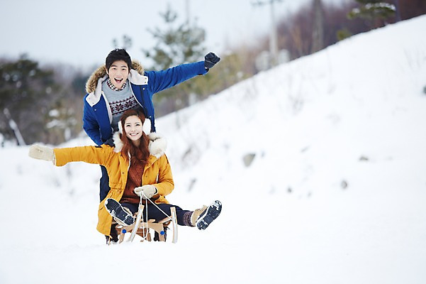 포토 JPG 주간 전신 커플 계절 여자 남자 커플라이프 여행 장갑 겨울 놀이 팔벌리기 서기 웃음 사람 앉기 동양인 20대 성인 야외 두명 앞모습 아웃포커스 캐주얼 설원 점퍼 한국인 눈 승차 겨울여행 귀마개 즐거움 썰매 청년만 성인만 국내포토 자연요소 라이프스타일 잡화 옷 감정 뷰포인트 관계 모션 날씨 눈_날씨 촬영기법 표정 인종 청년 외투 파일형식