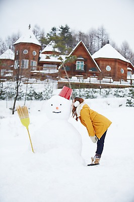 포토 JPG 주간 전신 나무 식물 계절 여자 여행 장갑 겨울 눈사람 키스 한명 서기 사람 동양인 20대 성인 야외 건물 옆모습 캐주얼 설원 점퍼 한국인 눈 빗자루 양동이 겨울여행 귀마개 즐거움 펜션 여자만 청년만 청년여자만 성인한명만 청년여자한명만 성인여자한명만 국내포토 자연요소 1 건축물 잡화 옷 감정 뷰포인트 모션 숙소 날씨 눈_날씨 인종 청년 외투 청소도구 애정표현 여자한명만 성인여자만 성인만 파일형식