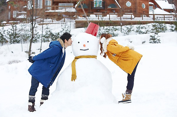 포토 JPG 주간 전신 나무 식물 커플 계절 여자 남자 커플라이프 여행 장갑 겨울 눈사람 키스 서기 사람 동양인 20대 성인 야외 두명 건물 옆모습 캐주얼 설원 목도리 점퍼 한국인 눈 양동이 겨울여행 귀마개 즐거움 펜션 청년만 성인만 국내포토 자연요소 라이프스타일 건축물 잡화 옷 감정 뷰포인트 관계 모션 숙소 날씨 눈_날씨 인종 청년 외투 애정표현 파일형식