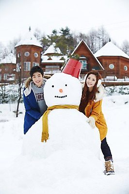 포토 JPG 주간 나무 식물 커플 계절 여자 남자 커플라이프 여행 장갑 겨울 눈사람 서기 웃음 사람 동양인 20대 성인 야외 두명 건물 앞모습 캐주얼 설원 목도리 점퍼 한국인 눈 양동이 겨울여행 귀마개 즐거움 펜션 청년만 성인만 국내포토 자연요소 라이프스타일 건축물 잡화 옷 감정 뷰포인트 관계 모션 숙소 날씨 눈_날씨 표정 인종 청년 외투 파일형식