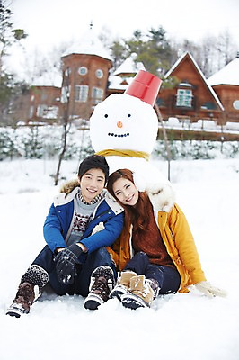 포토 JPG 주간 전신 나무 식물 커플 계절 여자 남자 커플라이프 여행 장갑 겨울 눈사람 웃음 사람 앉기 동양인 20대 성인 야외 두명 건물 앞모습 캐주얼 설원 목도리 점퍼 한국인 눈 양동이 겨울여행 귀마개 즐거움 펜션 청년만 성인만 국내포토 자연요소 라이프스타일 건축물 잡화 옷 감정 뷰포인트 관계 모션 숙소 날씨 눈_날씨 표정 인종 청년 외투 파일형식