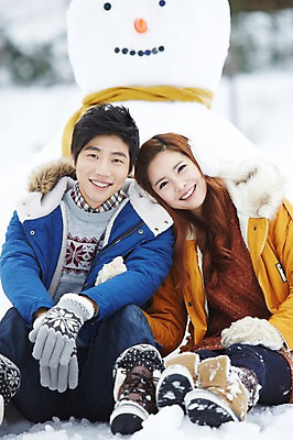 포토 JPG 주간 전신 커플 계절 여자 남자 커플라이프 여행 장갑 겨울 눈사람 웃음 사람 앉기 동양인 20대 성인 야외 두명 앞모습 아웃포커스 캐주얼 목도리 점퍼 한국인 눈 겨울여행 귀마개 즐거움 청년만 성인만 국내포토 자연요소 라이프스타일 잡화 옷 감정 뷰포인트 관계 모션 날씨 촬영기법 표정 인종 청년 외투 파일형식