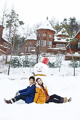 포토 JPG 주간 전신 나무 식물 커플 계절 여자 남자 커플라이프 여행 장갑 겨울 눈사람 웃음 사람 앉기 동양인 20대 성인 야외 두명 건물 옆모습 캐주얼 설원 목도리 점퍼 한국인 등맞대기 눈 양동이 겨울여행 귀마개 즐거움 펜션 청년만 성인만 국내포토 자연요소 라이프스타일 건축물 잡화 옷 감정 뷰포인트 관계 모션 숙소 날씨 눈_날씨 표정 인종 청년 외투 파일형식