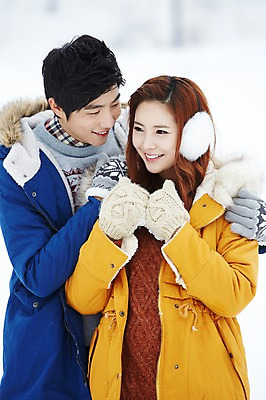 포토 JPG 주간 커플 계절 여자 남자 커플라이프 여행 장갑 겨울 웃음 사람 동양인 20대 성인 야외 두명 앞모습 아웃포커스 캐주얼 점퍼 한국인 눈 겨울여행 귀마개 즐거움 청년만 성인만 국내포토 자연요소 라이프스타일 잡화 옷 감정 뷰포인트 관계 날씨 촬영기법 표정 인종 청년 외투 파일형식