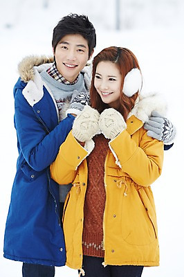 포토 JPG 주간 커플 계절 여자 남자 커플라이프 여행 장갑 겨울 웃음 사람 동양인 20대 성인 야외 두명 앞모습 아웃포커스 캐주얼 점퍼 한국인 눈 겨울여행 귀마개 즐거움 청년만 성인만 국내포토 자연요소 라이프스타일 잡화 옷 감정 뷰포인트 관계 날씨 촬영기법 표정 인종 청년 외투 파일형식