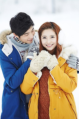 포토 JPG 주간 커플 계절 여자 남자 커플라이프 여행 장갑 겨울 웃음 사람 동양인 20대 성인 야외 두명 앞모습 아웃포커스 캐주얼 점퍼 한국인 눈 겨울여행 귀마개 즐거움 청년만 성인만 국내포토 자연요소 라이프스타일 잡화 옷 감정 뷰포인트 관계 날씨 촬영기법 표정 인종 청년 외투 파일형식
