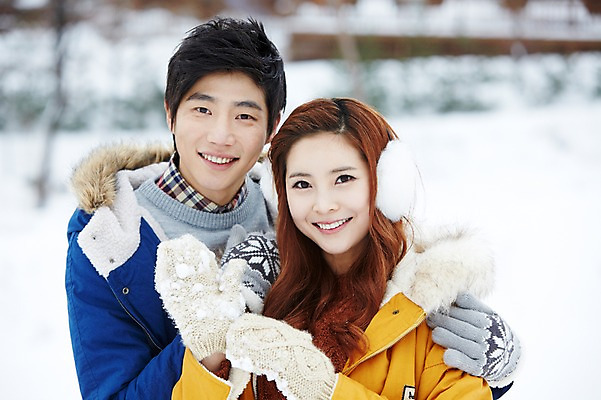 포토 JPG 주간 커플 계절 여자 남자 커플라이프 여행 장갑 겨울 웃음 사람 동양인 20대 성인 야외 두명 앞모습 아웃포커스 캐주얼 점퍼 한국인 눈 겨울여행 귀마개 즐거움 청년만 성인만 국내포토 자연요소 라이프스타일 잡화 옷 감정 뷰포인트 관계 날씨 촬영기법 표정 인종 청년 외투 파일형식