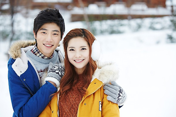 포토 JPG 주간 커플 계절 여자 남자 커플라이프 여행 장갑 겨울 웃음 사람 동양인 20대 성인 야외 두명 앞모습 아웃포커스 캐주얼 점퍼 한국인 눈 겨울여행 귀마개 즐거움 청년만 성인만 국내포토 자연요소 라이프스타일 잡화 옷 감정 뷰포인트 관계 날씨 촬영기법 표정 인종 청년 외투 파일형식