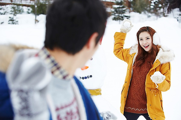 포토 JPG 주간 커플 계절 여자 남자 커플라이프 여행 장갑 겨울 장난 눈사람 놀이 웃음 들기 사람 동양인 20대 성인 야외 두명 앞모습 옆모습 아웃포커스 캐주얼 점퍼 한국인 눈 던지기 겨울여행 귀마개 즐거움 눈싸움 청년만 성인만 국내포토 자연요소 라이프스타일 잡화 옷 감정 뷰포인트 관계 모션 날씨 눈_날씨 촬영기법 표정 인종 청년 외투 싸움 파일형식