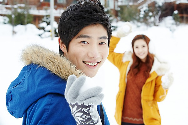 포토 JPG 주간 커플 계절 여자 남자 커플라이프 여행 장갑 겨울 장난 놀이 웃음 들기 사람 동양인 20대 성인 야외 두명 앞모습 옆모습 아웃포커스 캐주얼 점퍼 한국인 눈 겨울여행 귀마개 즐거움 눈싸움 청년만 성인만 국내포토 자연요소 라이프스타일 잡화 옷 감정 뷰포인트 관계 모션 날씨 눈_날씨 촬영기법 표정 인종 청년 외투 싸움 파일형식