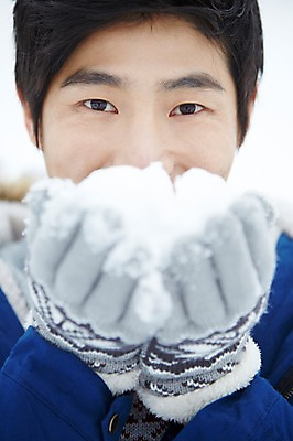 포토 JPG 주간 계절 남자 여행 장갑 겨울 장난 놀이 한명 웃음 들기 사람 동양인 상반신 20대 성인 야외 앞모습 아웃포커스 캐주얼 점퍼 한국인 눈 겨울여행 즐거움 청년만 청년남자만 청년남자한명만 성인남자한명만 국내포토 자연요소 1 잡화 옷 감정 뷰포인트 모션 날씨 촬영기법 표정 인종 청년 외투 남자만 남자한명만 성인남자만 성인만 파일형식