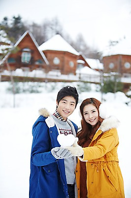 포토 JPG 주간 커플 계절 여자 남자 커플라이프 여행 장갑 겨울 웃음 들기 사람 동양인 상반신 20대 성인 야외 두명 건물 앞모습 아웃포커스 캐주얼 점퍼 한국인 하트 눈 겨울여행 귀마개 즐거움 펜션 청년만 성인만 국내포토 자연요소 모양 라이프스타일 건축물 잡화 옷 감정 뷰포인트 관계 모션 숙소 날씨 촬영기법 표정 인종 청년 외투 파일형식