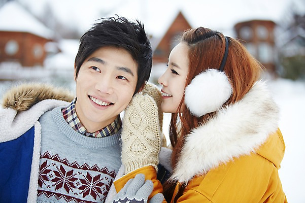 포토 JPG 주간 커플 계절 여자 남자 커플라이프 여행 장갑 겨울 웃음 사람 동양인 상반신 20대 성인 야외 두명 앞모습 옆모습 아웃포커스 캐주얼 점퍼 한국인 눈 귓속말 겨울여행 귀마개 즐거움 청년만 성인만 국내포토 자연요소 라이프스타일 잡화 옷 감정 뷰포인트 관계 날씨 촬영기법 표정 인종 청년 외투 파일형식