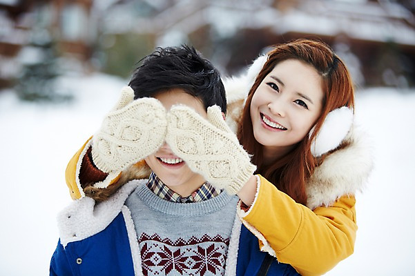 포토 JPG 주간 커플 계절 여자 남자 커플라이프 여행 장갑 겨울 장난 놀이 웃음 사람 동양인 상반신 20대 성인 야외 두명 앞모습 아웃포커스 캐주얼 점퍼 한국인 눈 눈가림 가림 겨울여행 귀마개 즐거움 청년만 성인만 국내포토 자연요소 라이프스타일 잡화 옷 감정 뷰포인트 관계 모션 날씨 촬영기법 표정 인종 청년 외투 파일형식