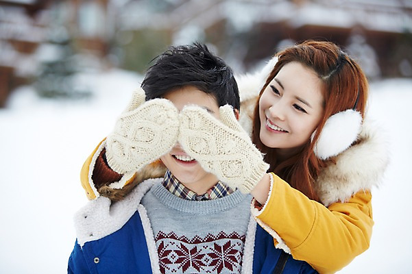 포토 JPG 주간 커플 계절 여자 남자 커플라이프 여행 장갑 겨울 장난 놀이 웃음 사람 동양인 상반신 20대 성인 야외 두명 앞모습 아웃포커스 캐주얼 점퍼 한국인 눈 눈가림 가림 겨울여행 귀마개 즐거움 청년만 성인만 국내포토 자연요소 라이프스타일 잡화 옷 감정 뷰포인트 관계 모션 날씨 촬영기법 표정 인종 청년 외투 파일형식