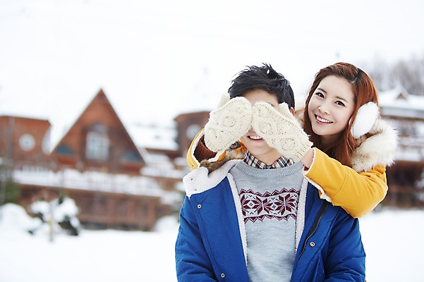 포토 JPG 주간 커플 계절 여자 남자 커플라이프 여행 장갑 겨울 장난 놀이 웃음 사람 동양인 상반신 20대 성인 야외 두명 건물 앞모습 아웃포커스 캐주얼 점퍼 한국인 눈 눈가림 가림 겨울여행 귀마개 즐거움 펜션 청년만 성인만 국내포토 자연요소 라이프스타일 건축물 잡화 옷 감정 뷰포인트 관계 모션 숙소 날씨 촬영기법 표정 인종 청년 외투 파일형식