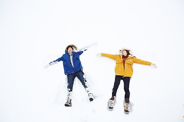 포토 JPG 주간 전신 커플 계절 여자 남자 커플라이프 여행 장갑 겨울 팔벌리기 웃음 사람 동양인 20대 성인 야외 두명 앞모습 캐주얼 눕기 설원 점퍼 한국인 눈 겨울여행 즐거움 청년만 성인만 국내포토 자연요소 라이프스타일 잡화 옷 감정 뷰포인트 관계 모션 날씨 눈_날씨 표정 인종 청년 외투 파일형식