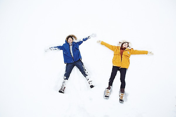 포토 JPG 주간 전신 커플 계절 여자 남자 커플라이프 여행 장갑 겨울 팔벌리기 웃음 사람 동양인 20대 성인 야외 두명 앞모습 캐주얼 눕기 설원 점퍼 한국인 눈 겨울여행 즐거움 청년만 성인만 국내포토 자연요소 라이프스타일 잡화 옷 감정 뷰포인트 관계 모션 날씨 눈_날씨 표정 인종 청년 외투 파일형식