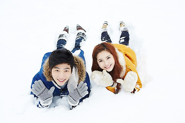 포토 JPG 주간 전신 커플 계절 여자 남자 엎드리기 커플라이프 여행 장갑 겨울 웃음 사람 동양인 20대 성인 야외 두명 앞모습 캐주얼 눕기 설원 점퍼 한국인 눈 겨울여행 즐거움 청년만 성인만 국내포토 자연요소 라이프스타일 잡화 옷 감정 뷰포인트 관계 모션 날씨 눈_날씨 표정 인종 청년 외투 파일형식