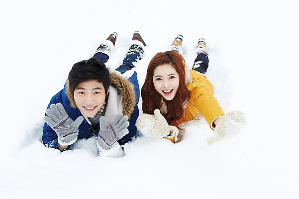 포토 JPG 주간 전신 커플 계절 여자 남자 엎드리기 커플라이프 여행 장갑 겨울 웃음 사람 동양인 20대 성인 야외 두명 앞모습 캐주얼 눕기 설원 점퍼 한국인 눈 겨울여행 즐거움 청년만 성인만 국내포토 자연요소 라이프스타일 잡화 옷 감정 뷰포인트 관계 모션 날씨 눈_날씨 표정 인종 청년 외투 파일형식